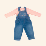 CONJUNTO INFANTIL MENINA JARDINEIRA JEANS E BLUSINHA MANGA LONGA