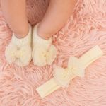 Kit Sapatinho Bebê e Faixa de Cabelo com Pérolas Delicadas
