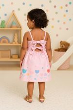 VESTIDO INFANTIL ROSA ESTAMPADO COM LAÇOS NAS COSTAS E DETALHE FLORAL