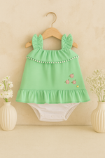 MACACÃO CURTO BEBÊ MENINA VERDE COM BORDADO FLORAL 