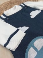 CONJUNTO JARDINEIRA BEBÊ MENINO EM TRICÔ AZUL MARINHO COM CARRO