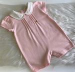MACACÃO CURTO ROSA BORDADO MALHA SUEDINE PIMA