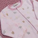 MACACÃO LONGO ESTAMPADO BICHINHOS COM BOTÃO MAGNÉTICO