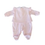 CONJUNTO MACACÃO BEBÊ GOLA BORDADA E COLETINHO ROSA
