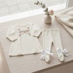 VESTIDO CONJUNTO EM TRICÔ BATIZADO BORDADO FLORES E CALÇA