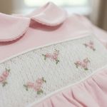 MACACÃO BEBÊ MENINA EM MALHA PERUANA COM BORDADO FLORES