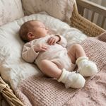 SAPATINHO BEBÊ OFF-WHITE COM RENDA E PÉROLAS