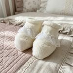 SAPATINHO BEBÊ OFF-WHITE COM RENDA E PÉROLAS