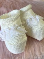 SAPATINHO BEBÊ OFF-WHITE COM RENDA E PÉROLAS