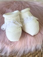 SAPATINHO BEBÊ OFF-WHITE COM RENDA E PÉROLAS