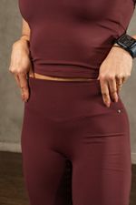Calça Flare Nakay Fenda Barra Vinho