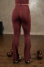 Calça Flare Nakay Fenda Barra Vinho