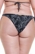 Calcinha Plus Size Com Amarração Lateral Floral Preto E Branco