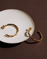 Argola Cubo Escovada Dourada