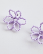 Brinco Mini Flor Pétala Vazada Lilás