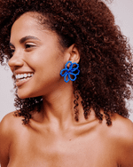 Brinco Mini Flor Pétala Vazada Azul