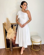 {Jordana} Vestido Midi Rodado Um Ombro Só com Laço (Branco Off)