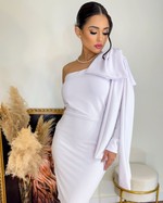 {Luara} Vestido Midi Tubinho Um Ombro Só Manga Longa com Laço (Branco Off)