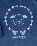 Macacão Bebê Masculino Plush com Pezinho Bordado Ovelhinha