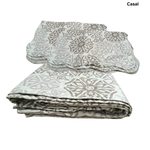 Kit Cobre Leito Ultra Lisse Casal 2,10m x 2,30m Com 2 Porta Travesseiros 50cm x 70cm Rolinho Sortido 100% Poliéster