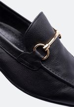 Sapato Mocassim Feminino em Couro Preto com Detalhe Dourado