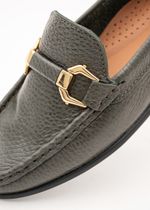 Sapato Mocassim Feminino em Couro Verde Militar com Detalhe Dourado