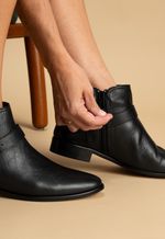 Bota Feminina de Couro Cano Baixo com Fivela  Preto