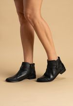 Bota Feminina de Couro Cano Baixo com Fivela  Preto