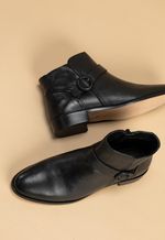 Bota Feminina de Couro Cano Baixo com Fivela  Preto
