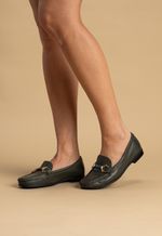 Sapato Mocassim Feminino em Couro Verde Militar com Detalhe Dourado