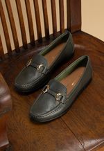 Sapato Mocassim Feminino em Couro Verde Militar com Detalhe Dourado