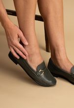Sapato Mocassim Feminino em Couro Verde Militar com Detalhe Dourado