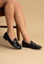 Sapato Mocassim Feminino em Couro Preto com Detalhe Dourado