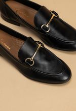 Sapato Mocassim Feminino em Couro Preto com Detalhe Dourado