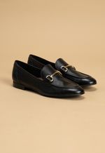 Sapato Mocassim Feminino em Couro Preto com Detalhe Dourado