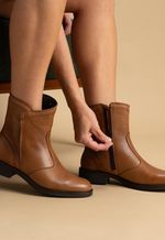 Bota Feminina Couro Liso Caramelo com Zíper Lateral