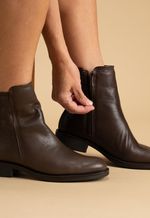 Bota Feminina Couro Liso Café com Zíper Lateral