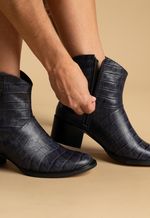 Bota Feminina de Couro com Textura Croco, Salto Bloco e Zíper Lateral  Azul