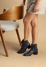 Bota Feminina de Couro com Textura Croco, Salto Bloco e Zíper Lateral  Azul