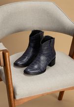 Bota Feminina de Couro com Textura Croco, Salto Bloco e Zíper Lateral  Azul