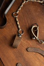 Chaveiro Artesanal Cuenta Ganado em Couro Cru com Detalhes em Alpaca