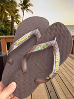 Havaianas Top Cafe+ Escrita Dourada + Coco + Coqueiro