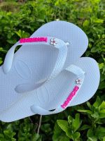 Havaianas Top Branco + Escrita Rosa + Flor Branca Pedra Rosa
