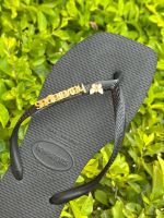 Havaianas Square Preto + Escrita Dourada + Borboleta Branca