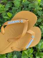 Havaianas Top Amarelo + Escrita Branca + Flor Branca Pedra Amarelo