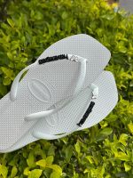 Havaianas Square Branca + Escrita Preta + Borboleta Branca Prata 