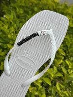 Havaianas Square Branca + Escrita Preta + Borboleta Branca Prata 