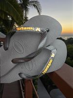 Havaianas Top Preto + Escrita Dourada + Borboleta Branca