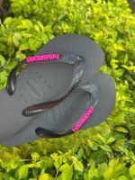 Havaianas Top Preta + Escrita Rosa Neon