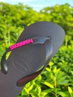 Havaianas Top Preta + Escrita Rosa Neon